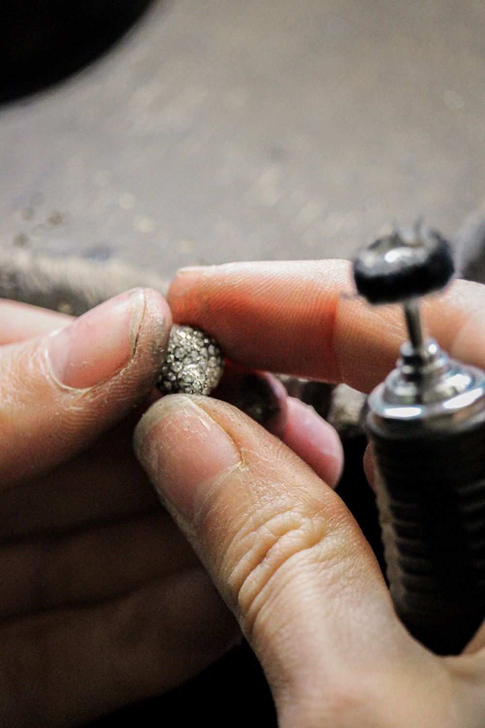 Photos d'une employé qui nettoie une bague