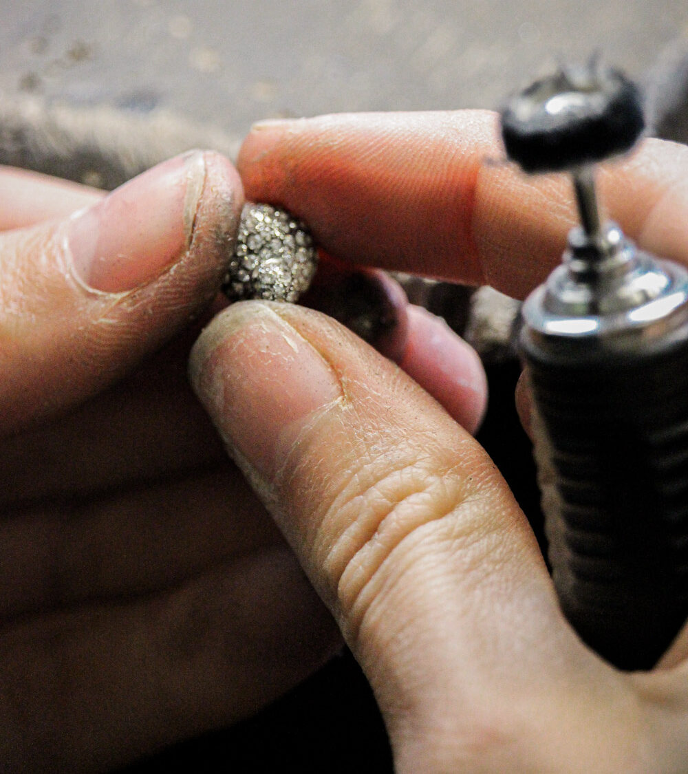 Photos d'une employé qui nettoie une bague